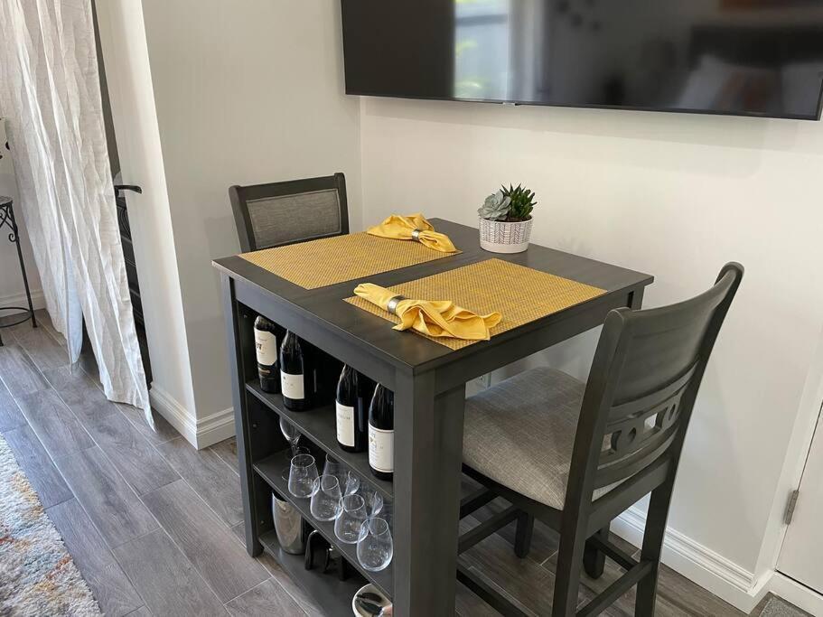 Sunrize Destinations - Newly Renovated Mesa Apartment Santa Barbara