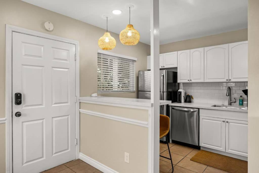 Brand New Close To And Downtown Apartment *