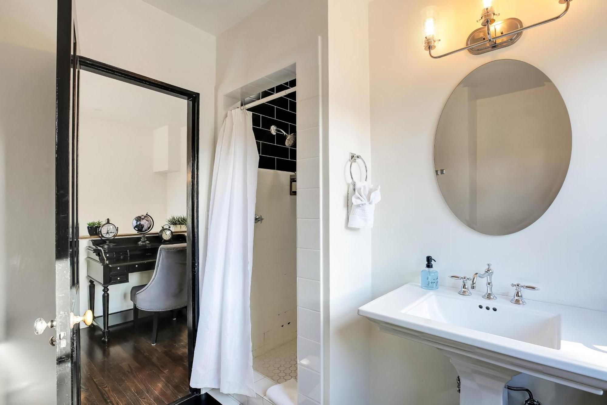 Villa West 4 *