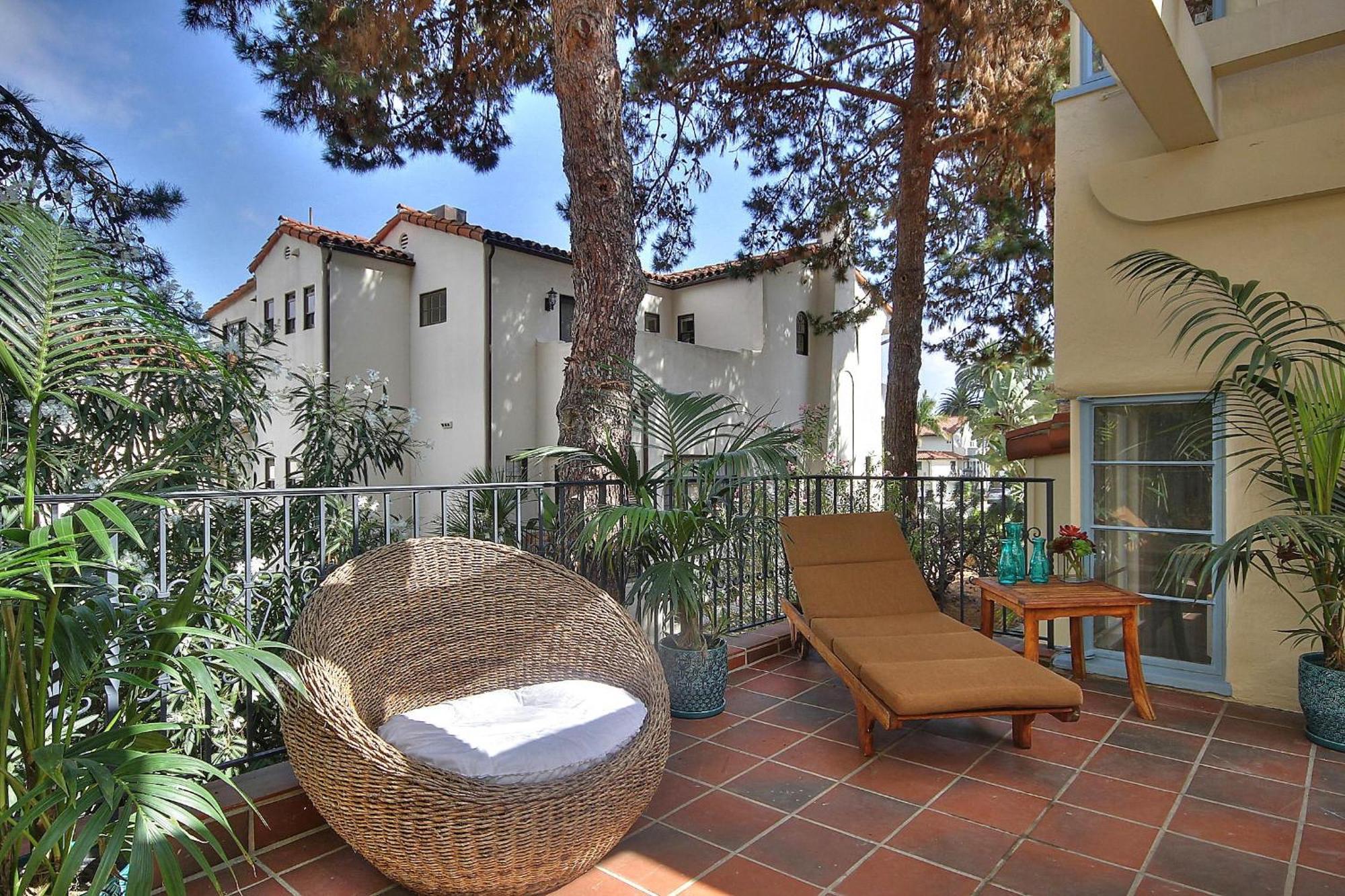 Villa West 1 *