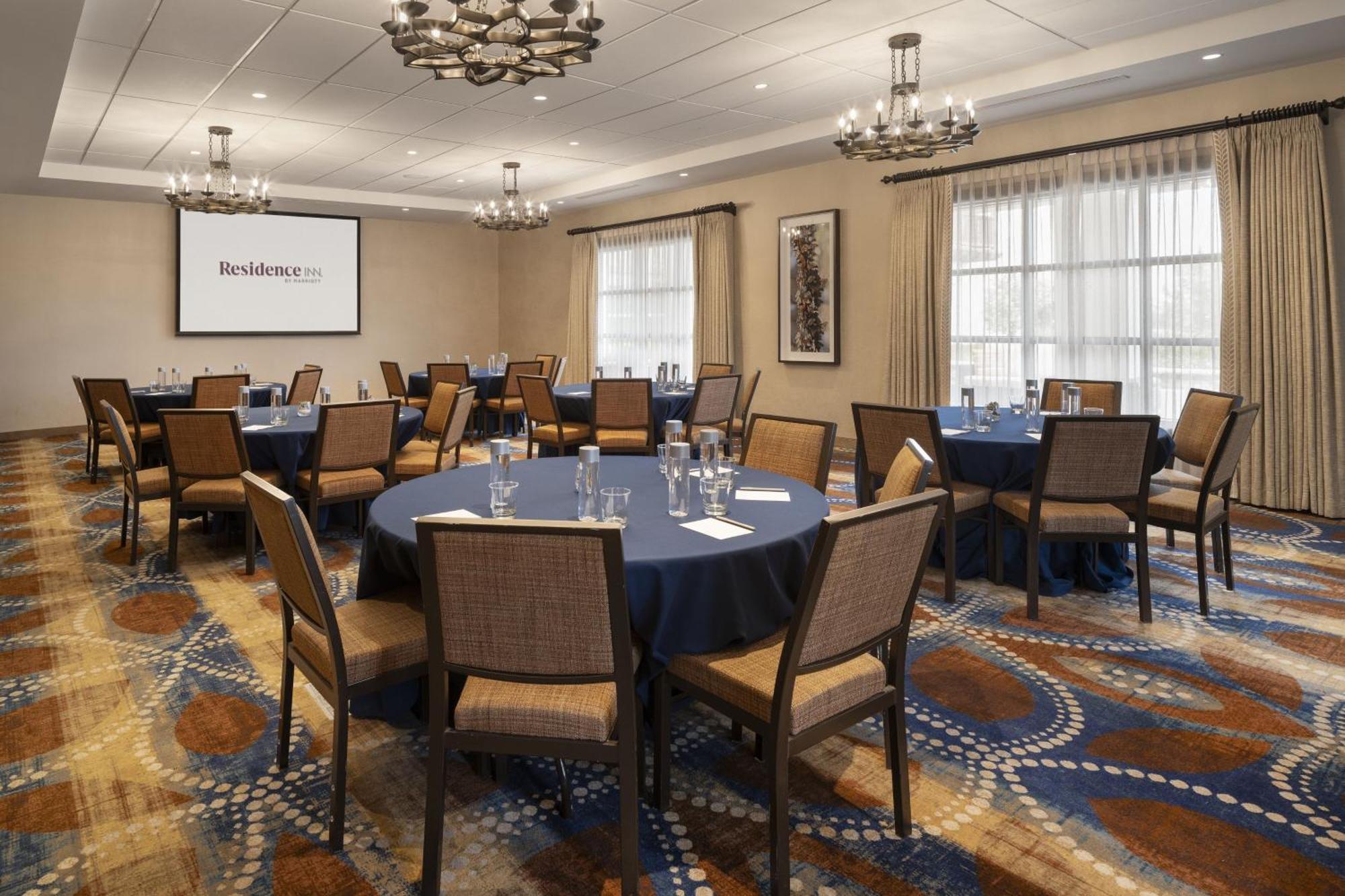 Hotel By Marriott Goleta