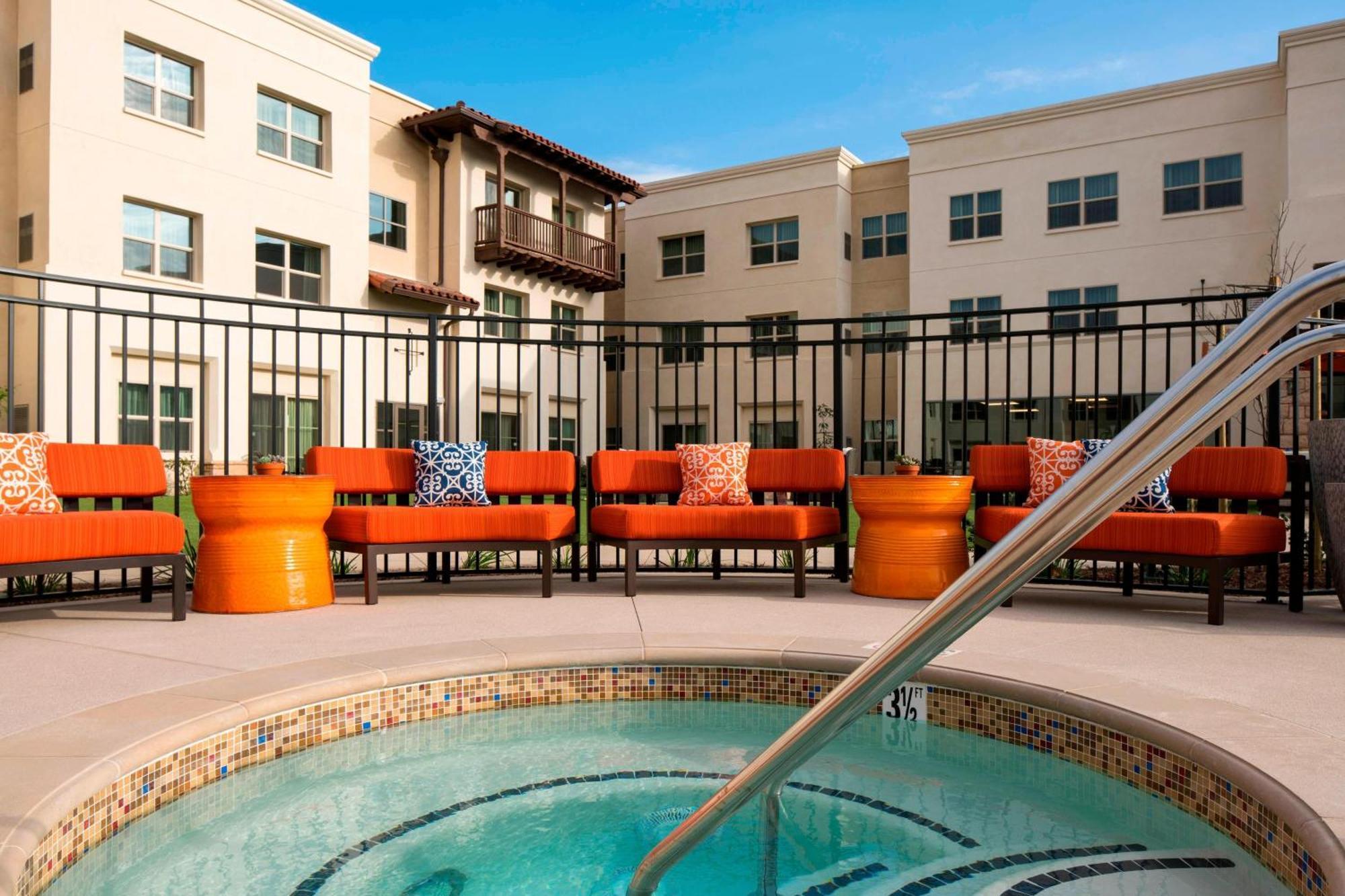 Hotel By Marriott Goleta 3*