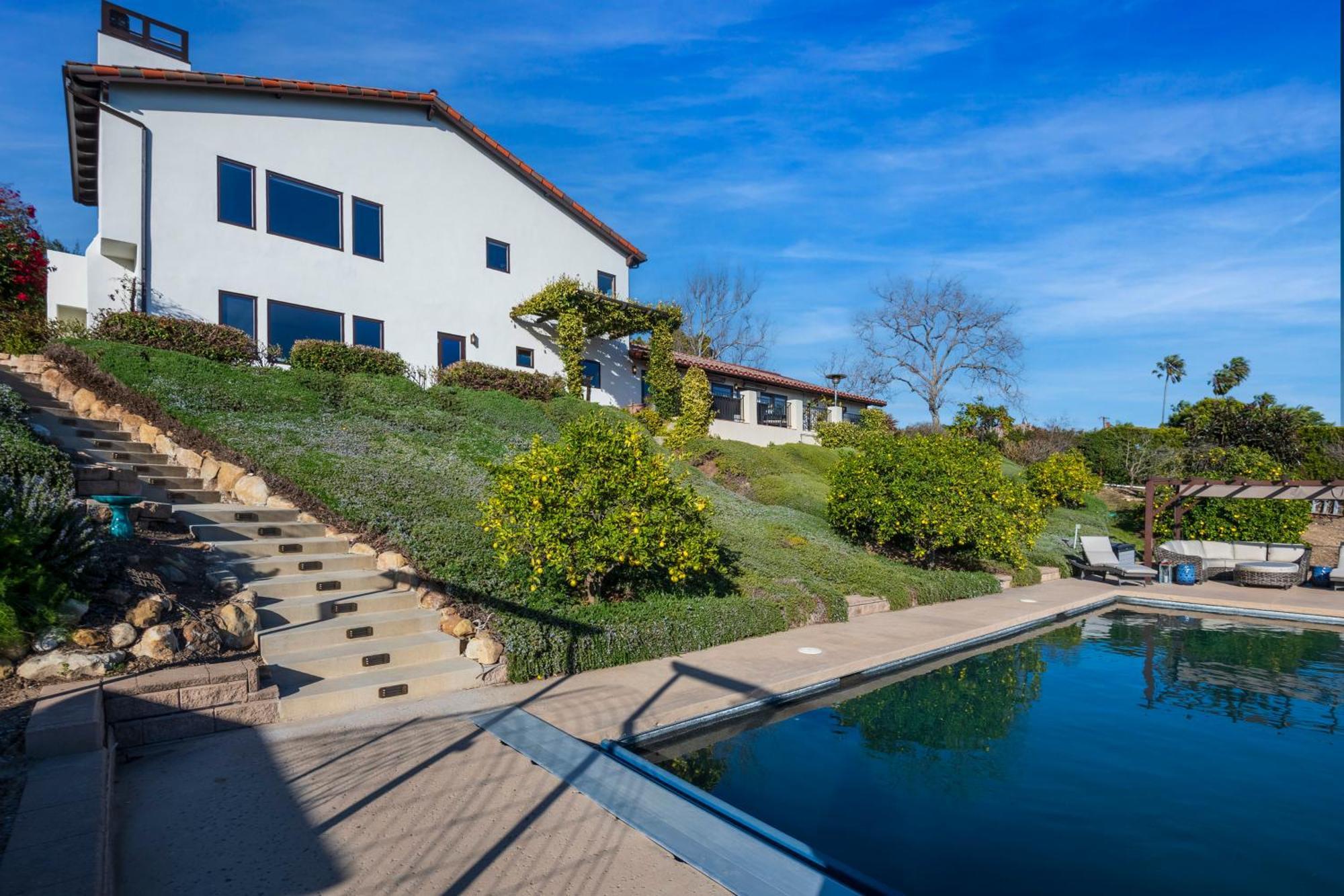 Luxury Atop The Hills *