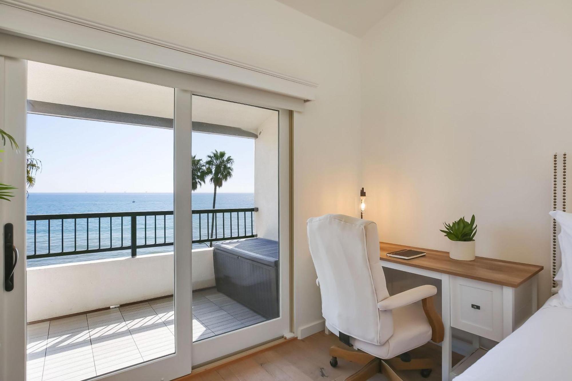 Beachfront Hideaway Holiday home *