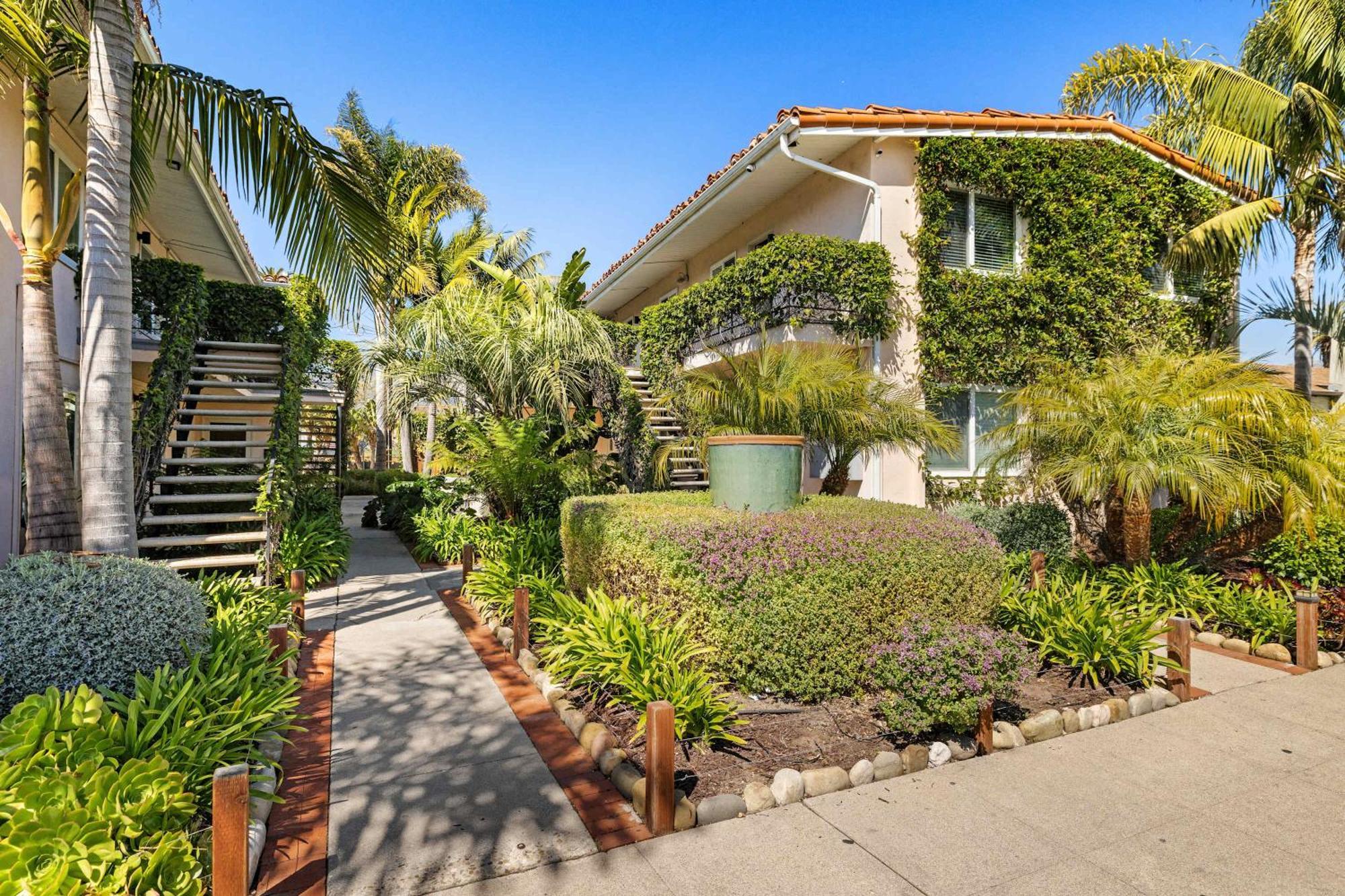 American Riviera Oasis Close To And Downtown Holiday home