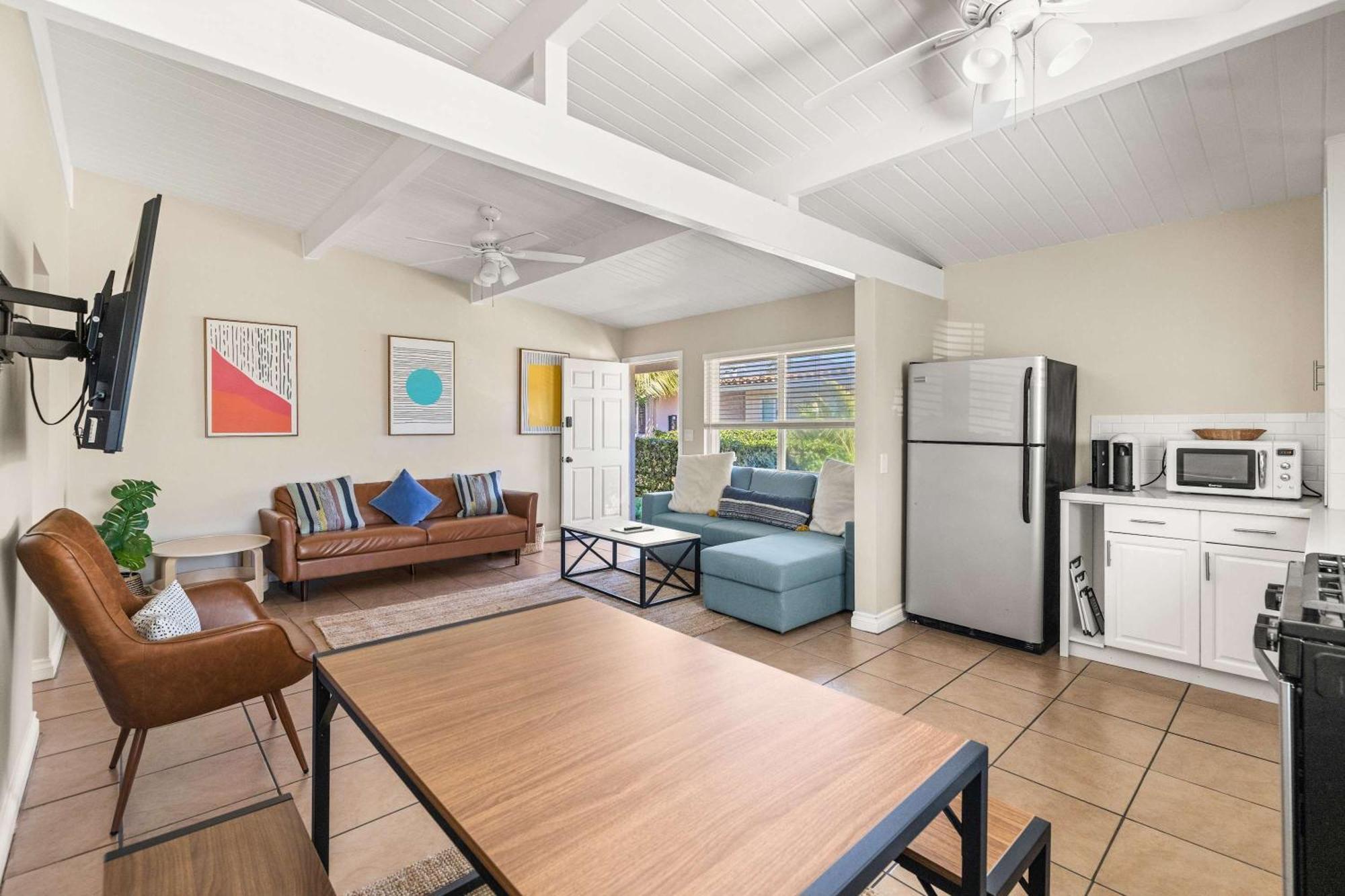 American Riviera Oasis Close To And Downtown Holiday home