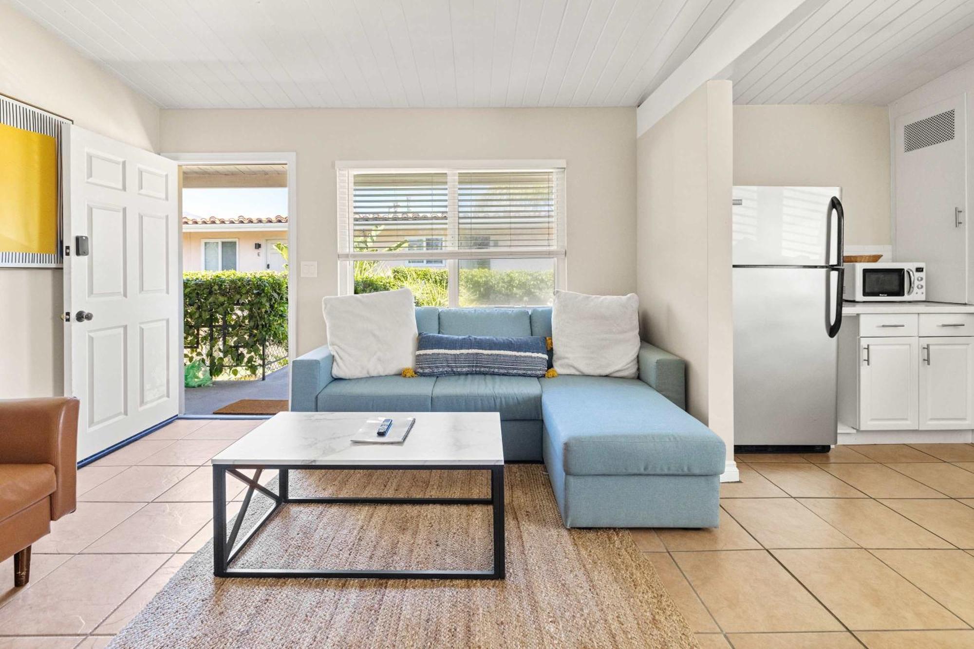 American Riviera Oasis Close To And Downtown Holiday home