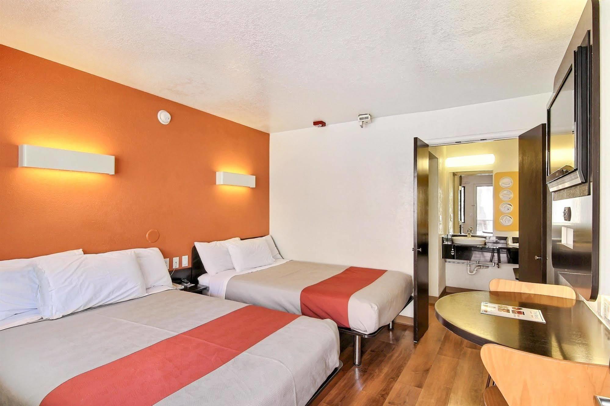 Hotel 6-santa Barbara, Ca - State Street