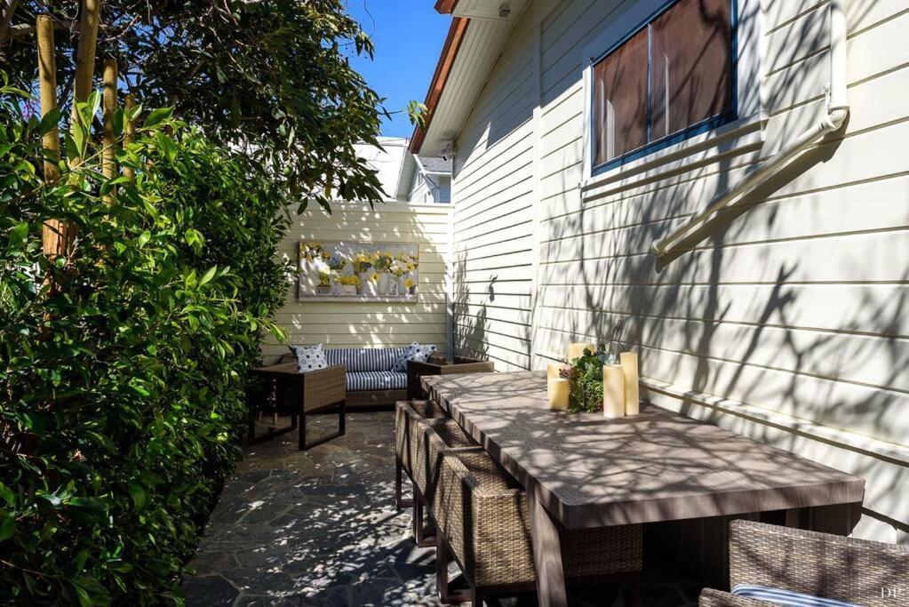 Upscale Downtown Walk To Shops Bars 2 Holiday home Santa Barbara