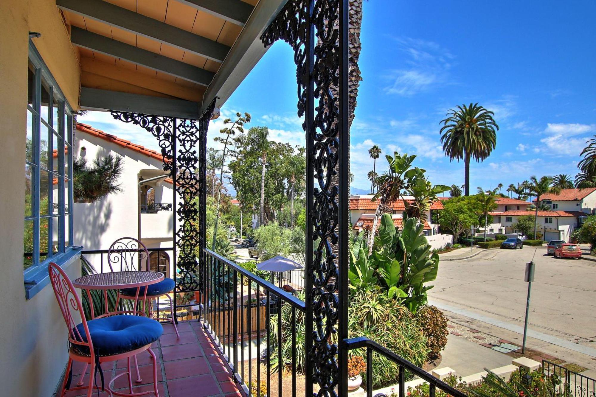 Villa West 2 *