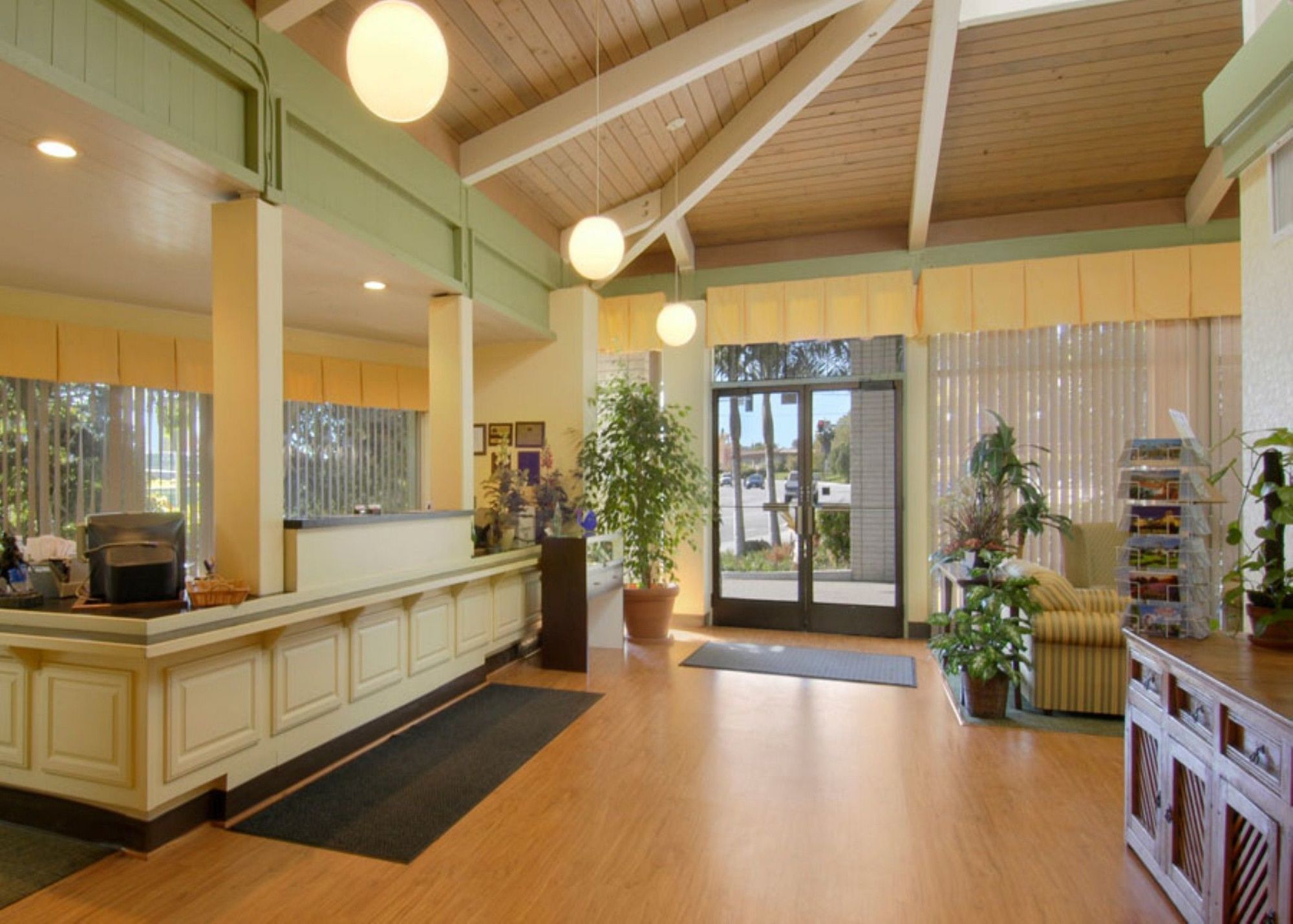 Ramada By Wyndham Hotel Santa Barbara